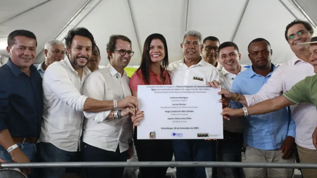 Jerônimo entrega colégio ampliado em Inhambupe e anuncia pacote de investimentos de R$ 29 milhões